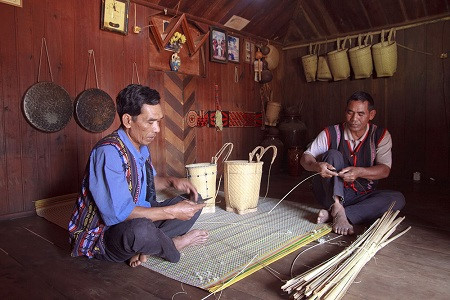 រក្សាសិល្បៈត្បាញកាផារបស់ជនជាតិ Chu Ru